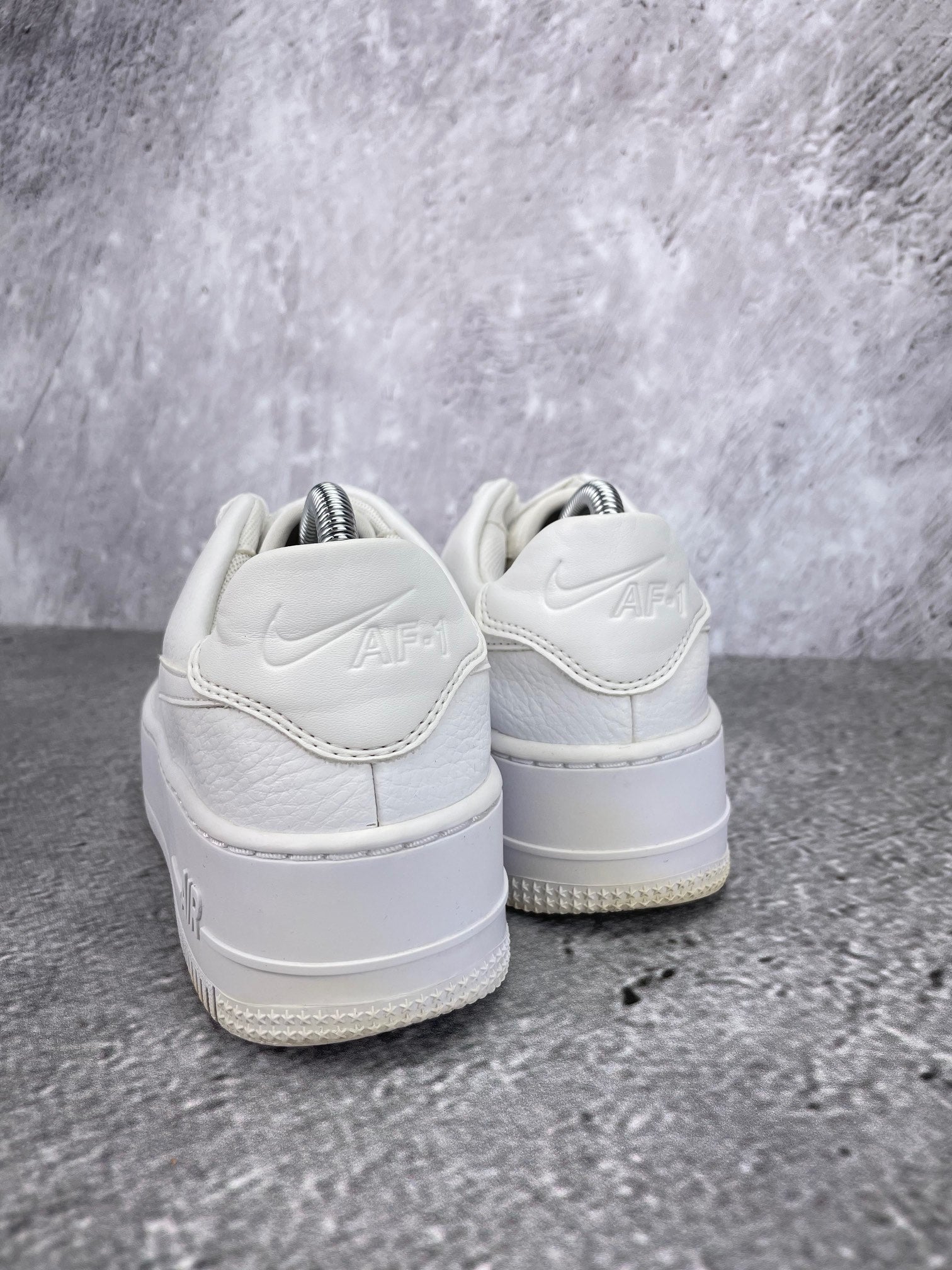 Nike Air Force 1 Sage Low Triple White - buty sportowe, widok z tyłu