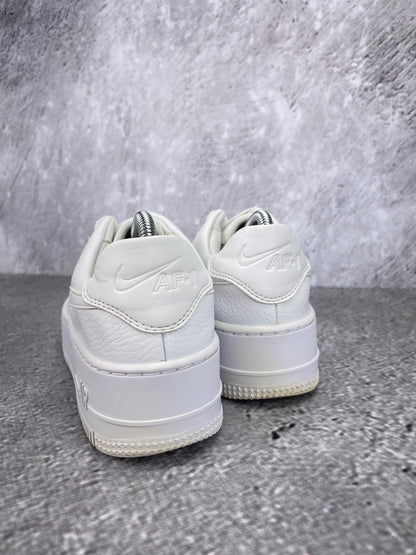 Nike Air Force 1 Sage Low Triple White - buty sportowe, widok z tyłu