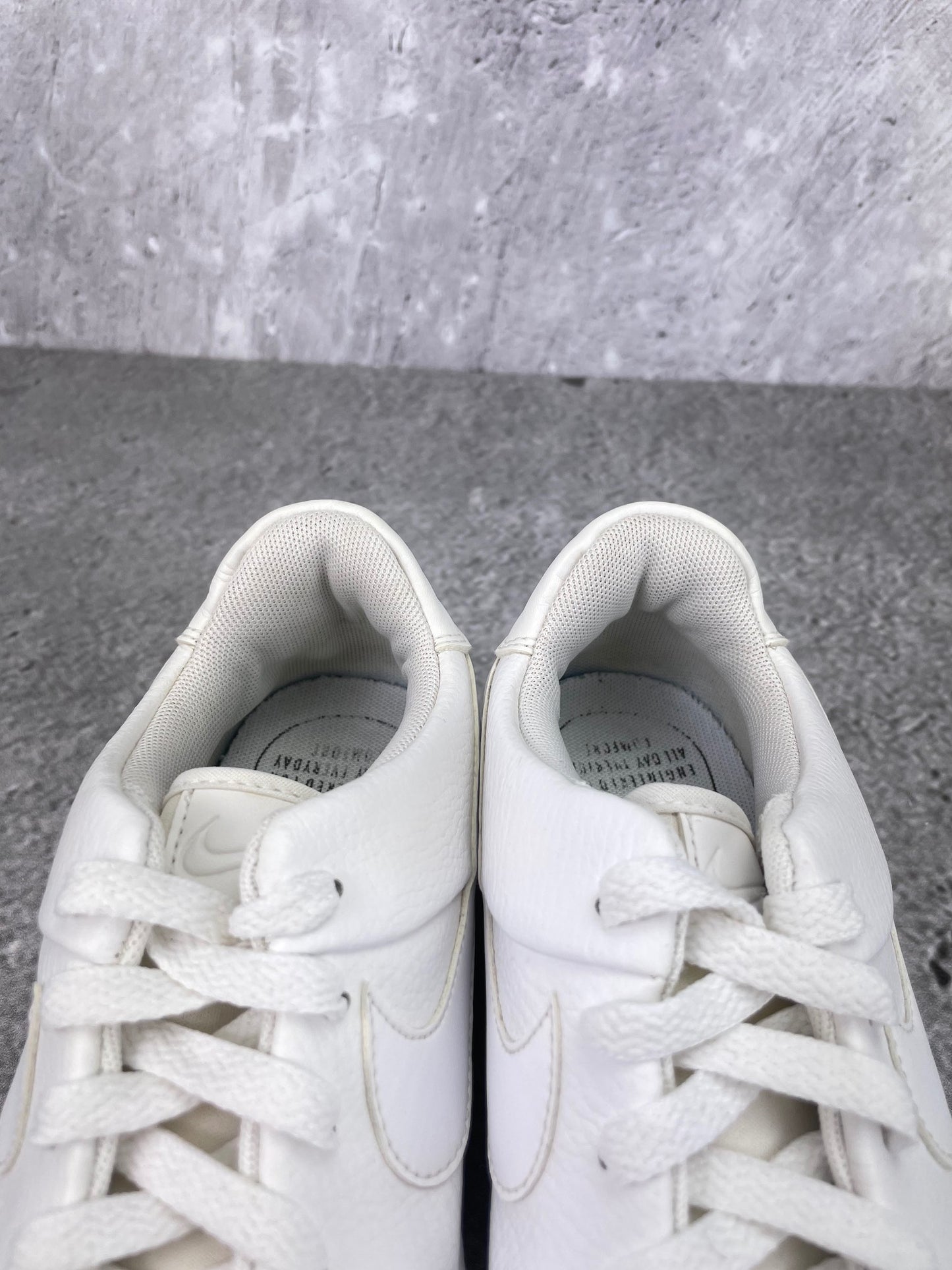 Nike Air Force 1 Sage Low Triple White - buty sportowe, zapiętki butów