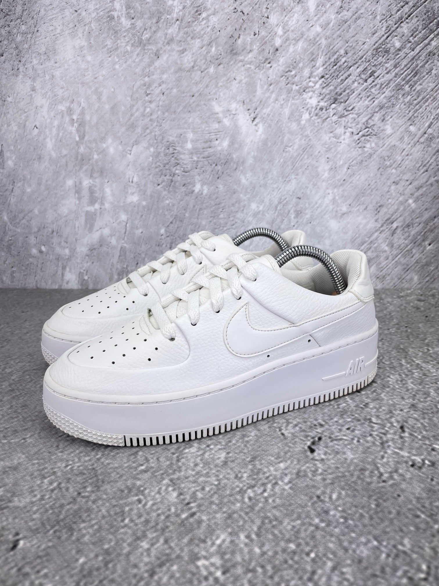 Nike Air Force 1 Sage Low Triple White - buty sportowe, widok z boku na tle studyjnym