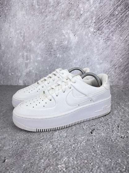 Nike Air Force 1 Sage Low Triple White - buty sportowe, widok z boku na tle studyjnym