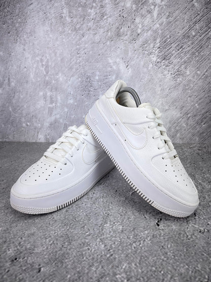 Nike Air Force 1 Sage Low Triple White - buty sportowe, para butów, widok z boku na tle studyjnym