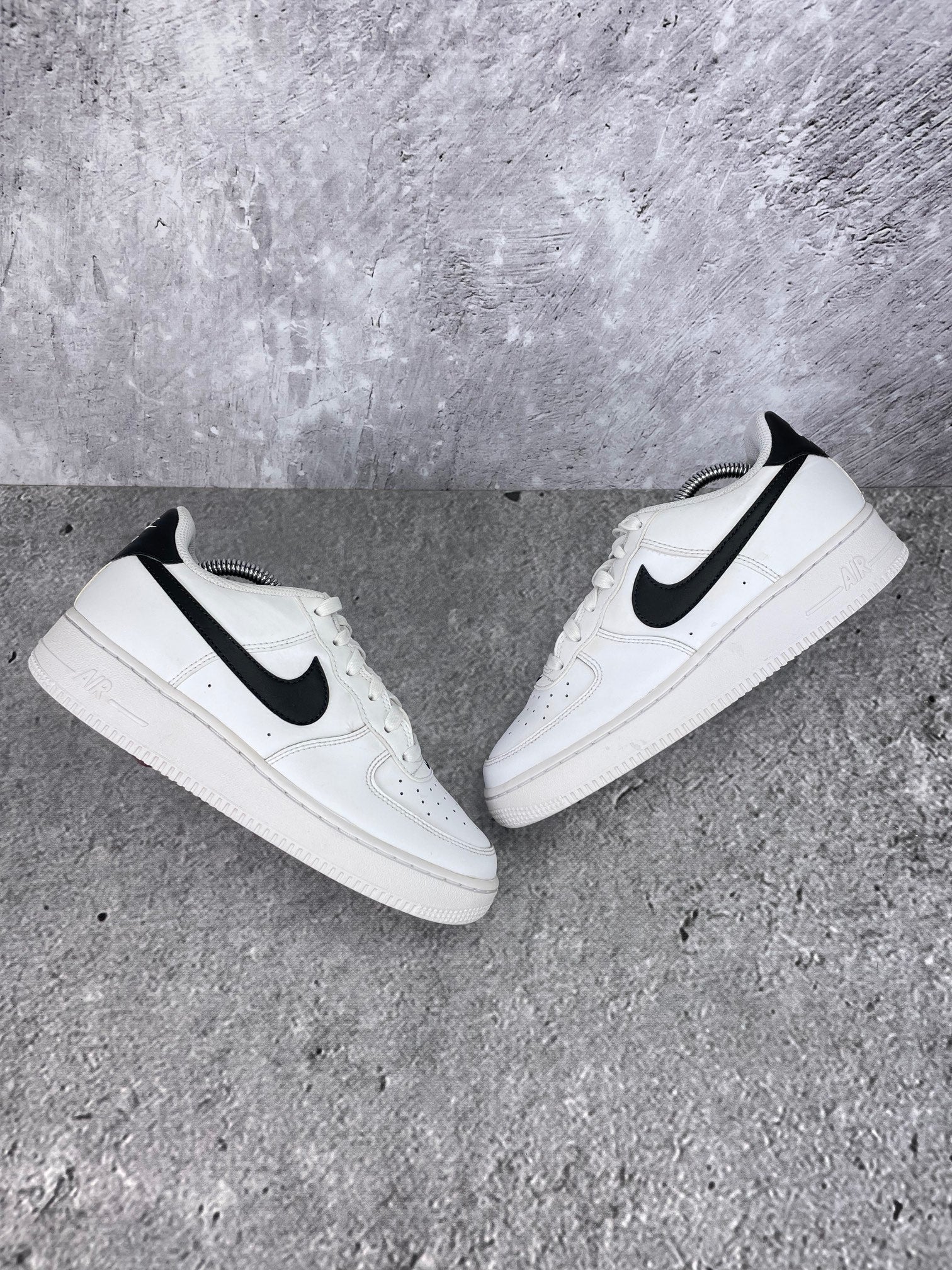 Nike Air Force 1 Low White Black - buty sportowe, widok z góry na zewnętrzną stronę butów
