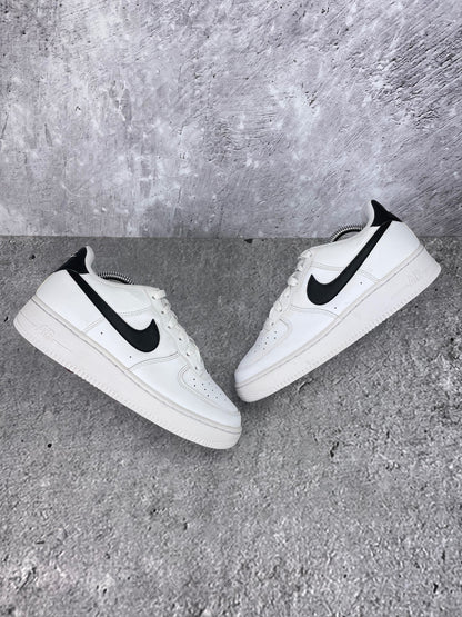 Nike Air Force 1 Low White Black - buty sportowe, widok z góry na zewnętrzną stronę butów
