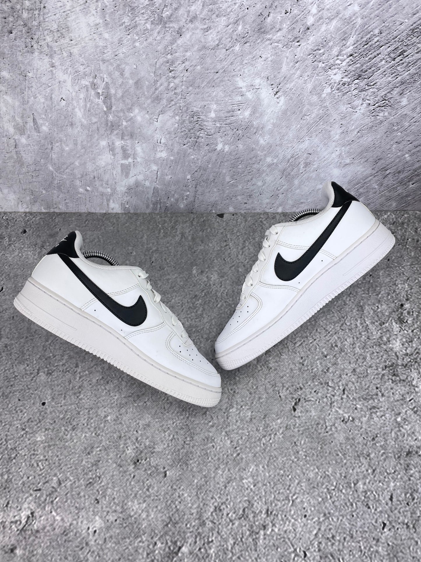 Nike Air Force 1 Low White Black - buty sportowe, zewnętrzny panel prawego buta