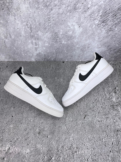 Nike Air Force 1 Low White Black - buty sportowe, zewnętrzny panel prawego buta