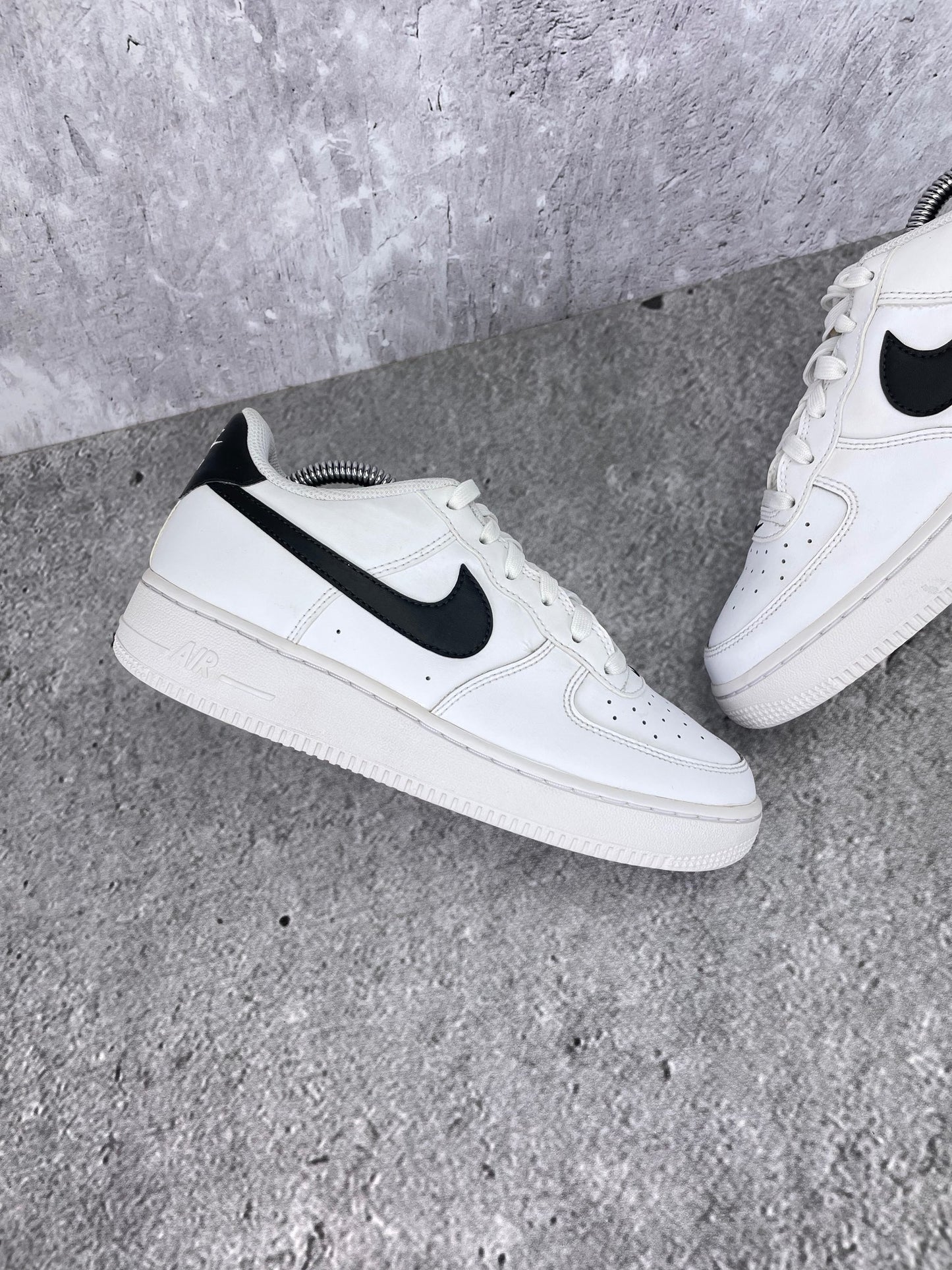 Nike Air Force 1 Low White Black - buty sportowe, zewnętrzny panel lewego buta