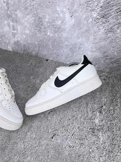 Nike Air Force 1 Low White Black - buty sportowe, widok z góry na wewnętrzną stronę butów