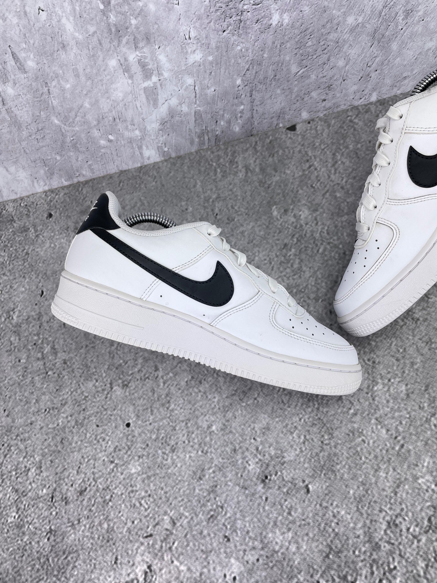 Nike Air Force 1 Low White Black - buty sportowe, wewnętrzny panel lewego buta