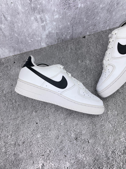 Nike Air Force 1 Low White Black - buty sportowe, wewnętrzny panel lewego buta