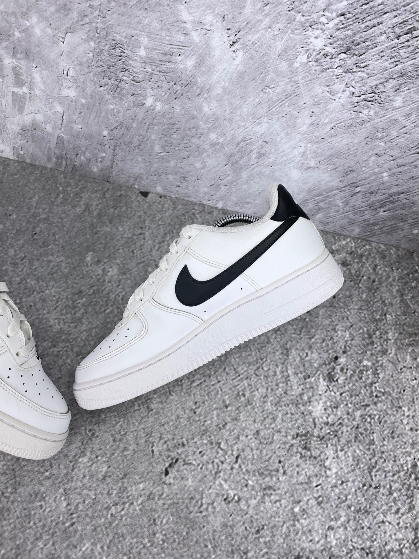 Nike Air Force 1 Low White Black - buty sportowe, wewnętrzny panel prawego buta