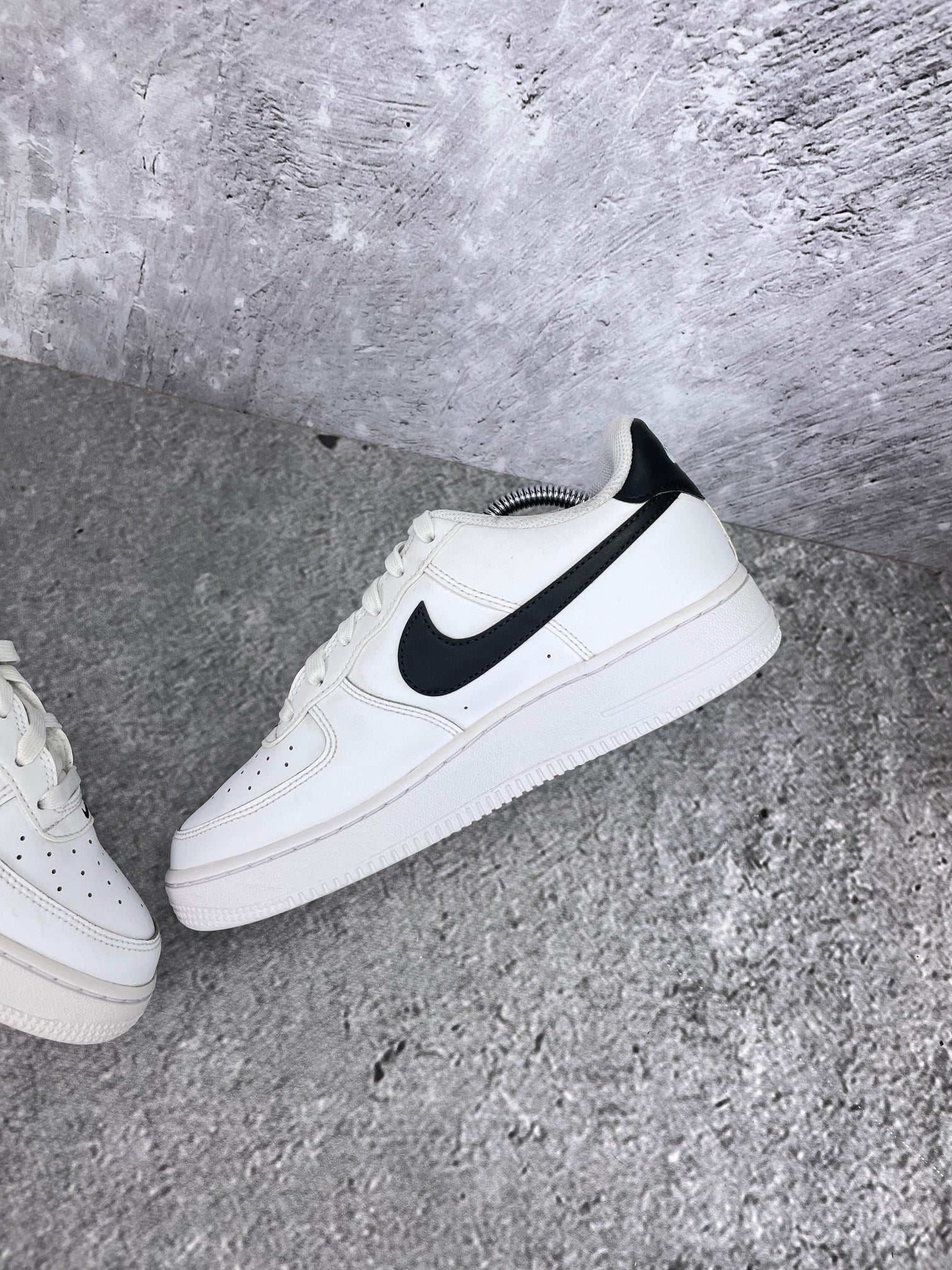 Nike Air Force 1 Low White Black - buty sportowe, wewnętrzny panel prawego buta