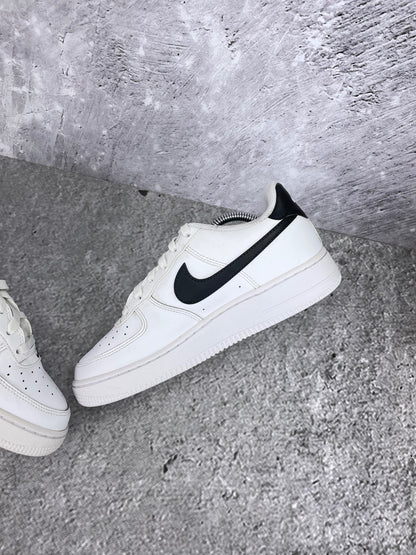 Nike Air Force 1 Low White Black - buty sportowe, wewnętrzny panel prawego buta