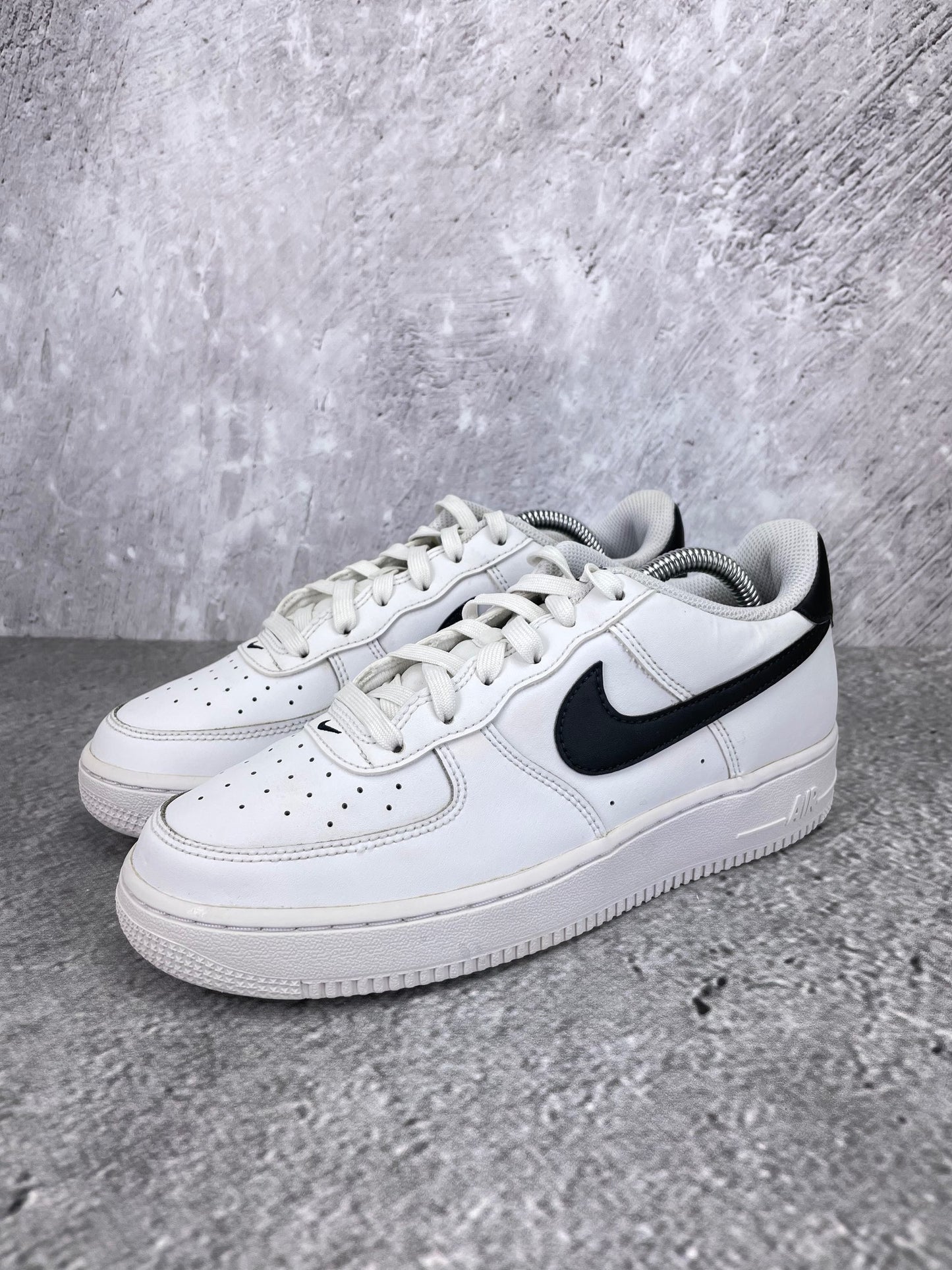Nike Air Force 1 Low White Black - buty sportowe, widok z boku na tle studyjnym