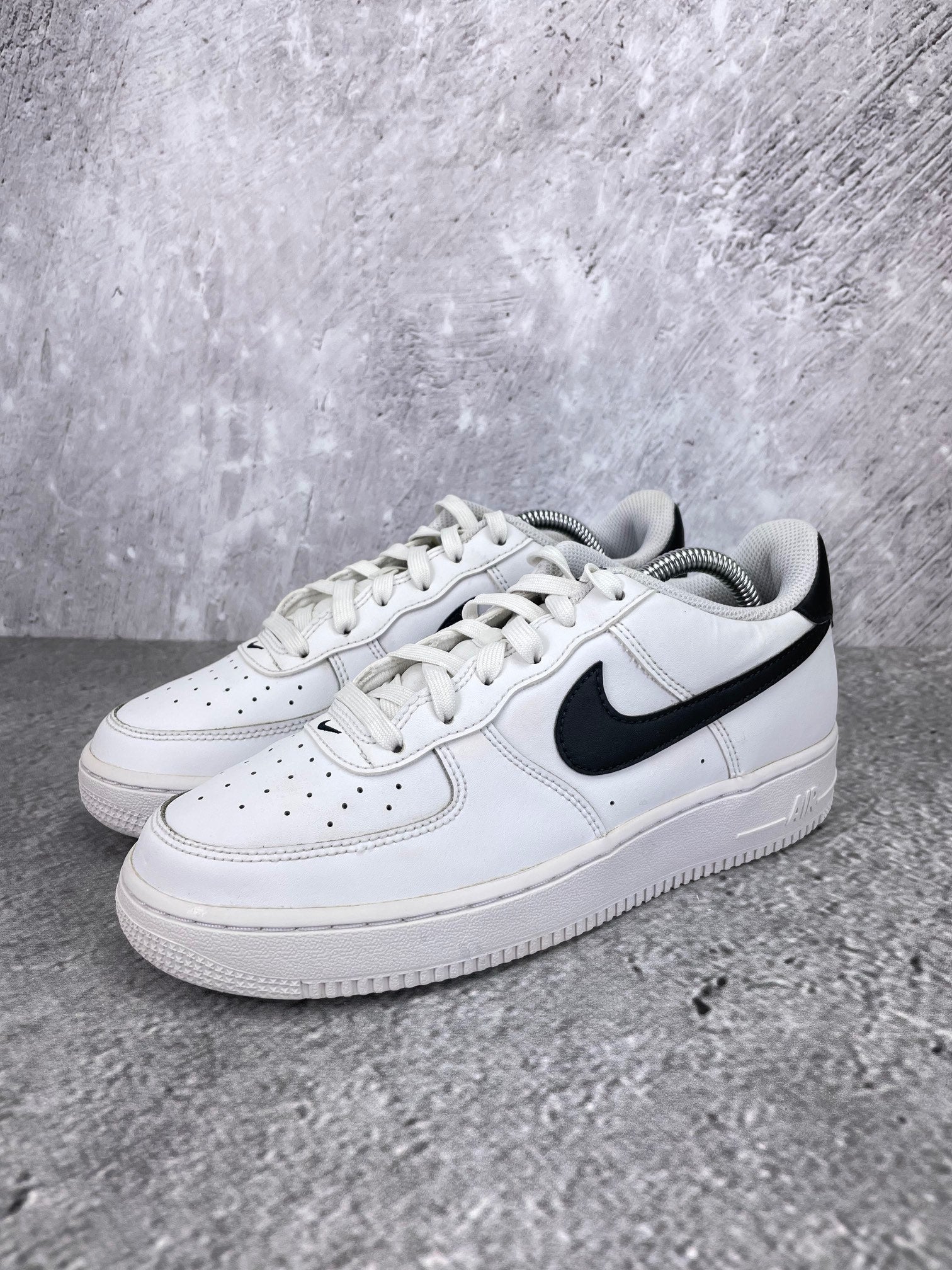 Nike Air Force 1 Low White Black - buty sportowe, widok z boku na tle studyjnym