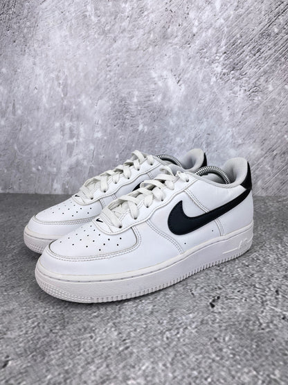 Nike Air Force 1 Low White Black - buty sportowe, widok z boku na tle studyjnym