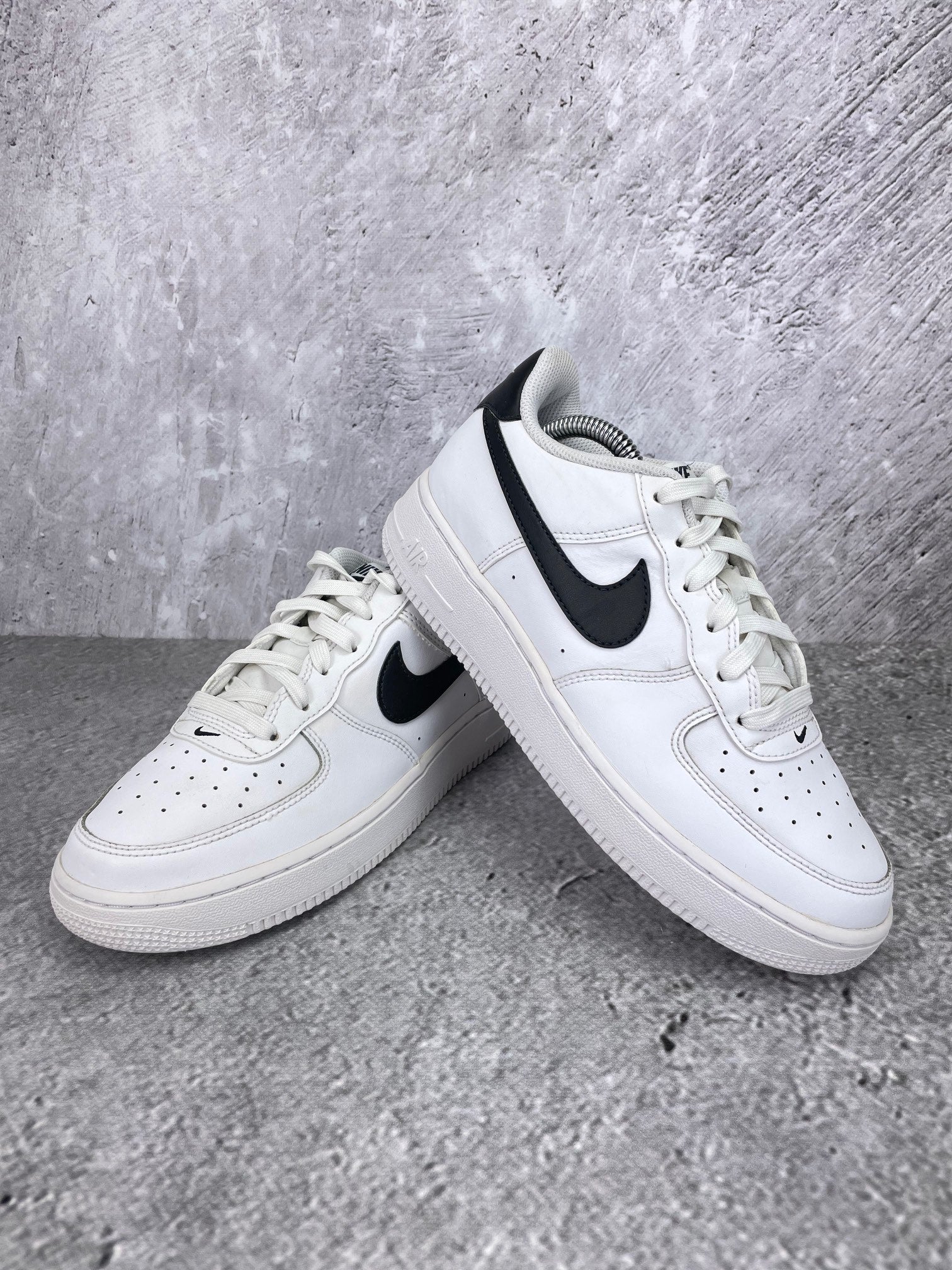 Nike Air Force 1 Low White Black - buty sportowe, para butów, widok z boku na tle studyjnym