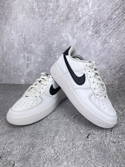 Nike Air Force 1 Low White Black - buty sportowe, para butów, widok z boku na tle studyjnym