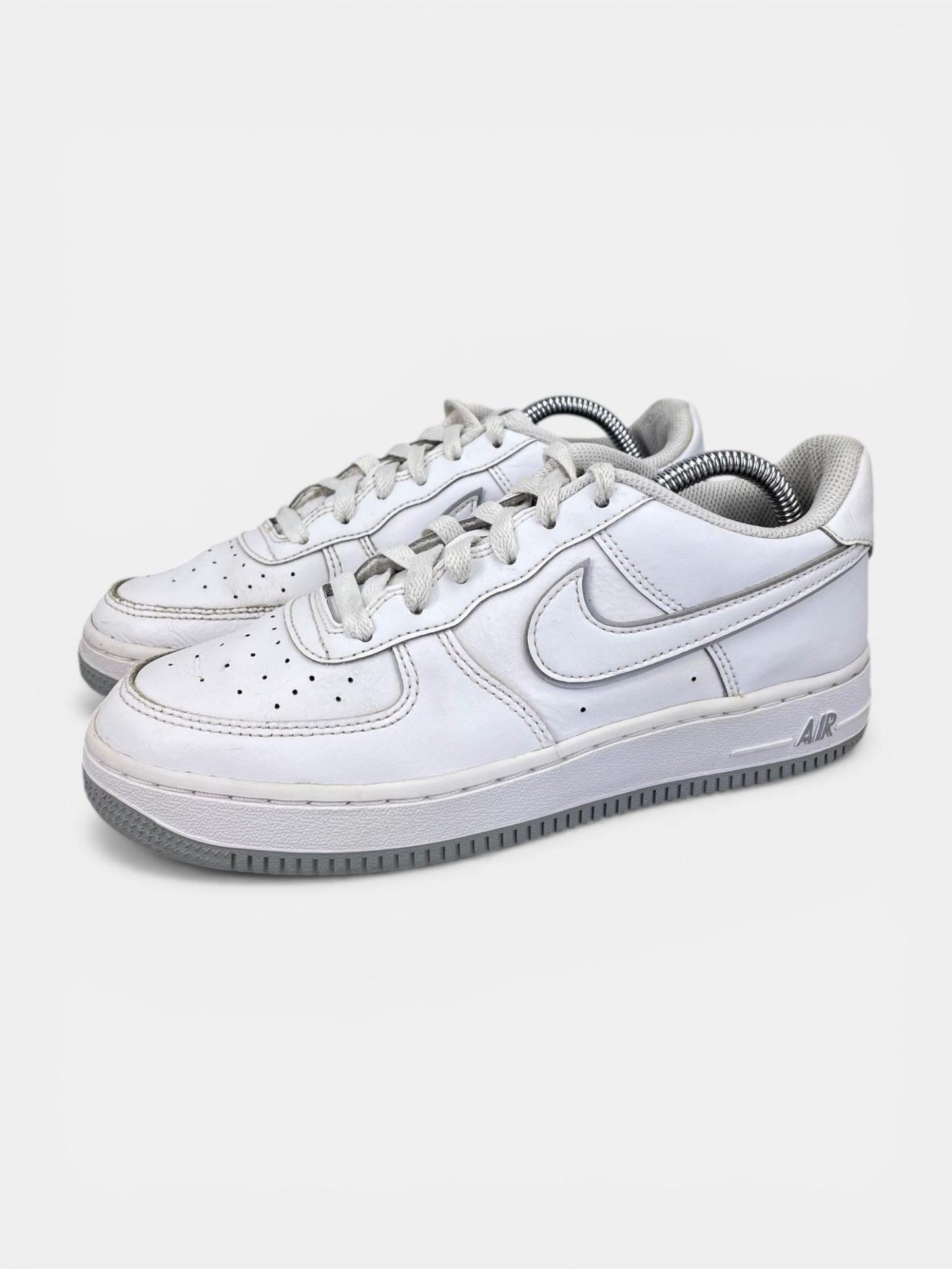 Nike Air Force 1 Low DX5805-100 - buty sportowe, widok z boku