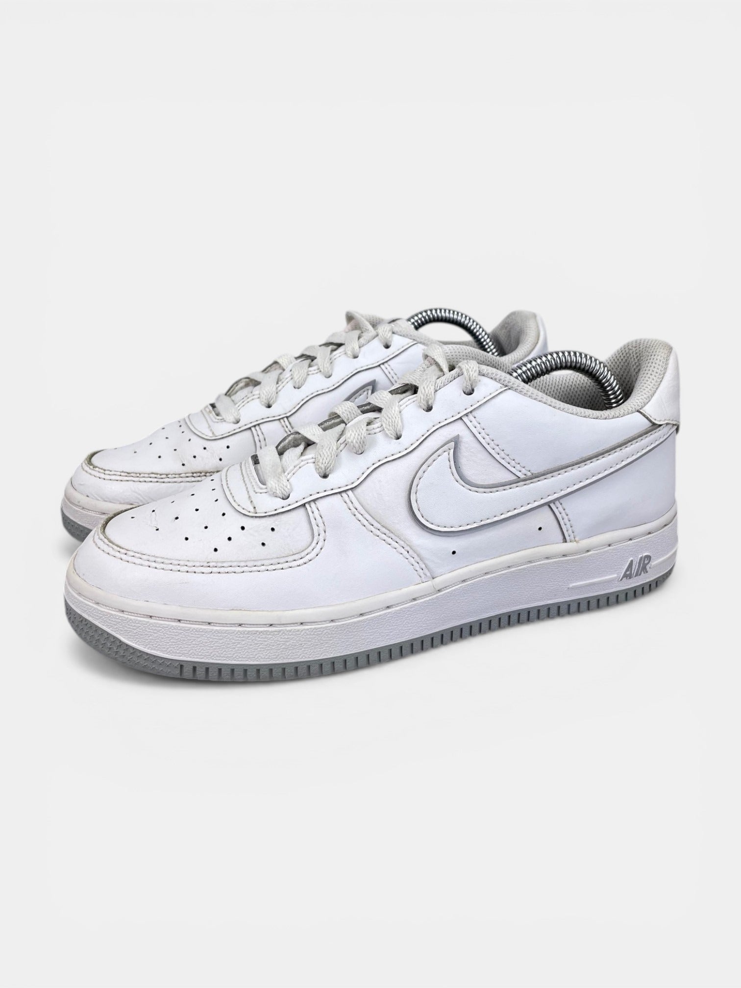 Nike Air Force 1 Low DX5805-100 - buty sportowe, widok z boku