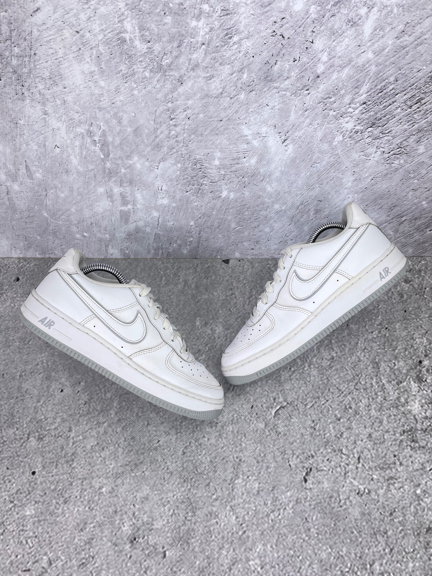 Nike Air Force 1 Low DX5805-100 - buty sportowe, widok z góry na zewnętrzną stronę butów