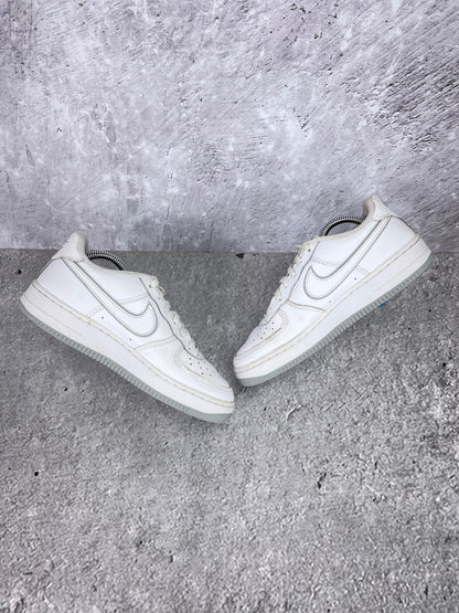 Nike Air Force 1 Low DX5805-100 - buty sportowe, zewnętrzny panel prawego buta