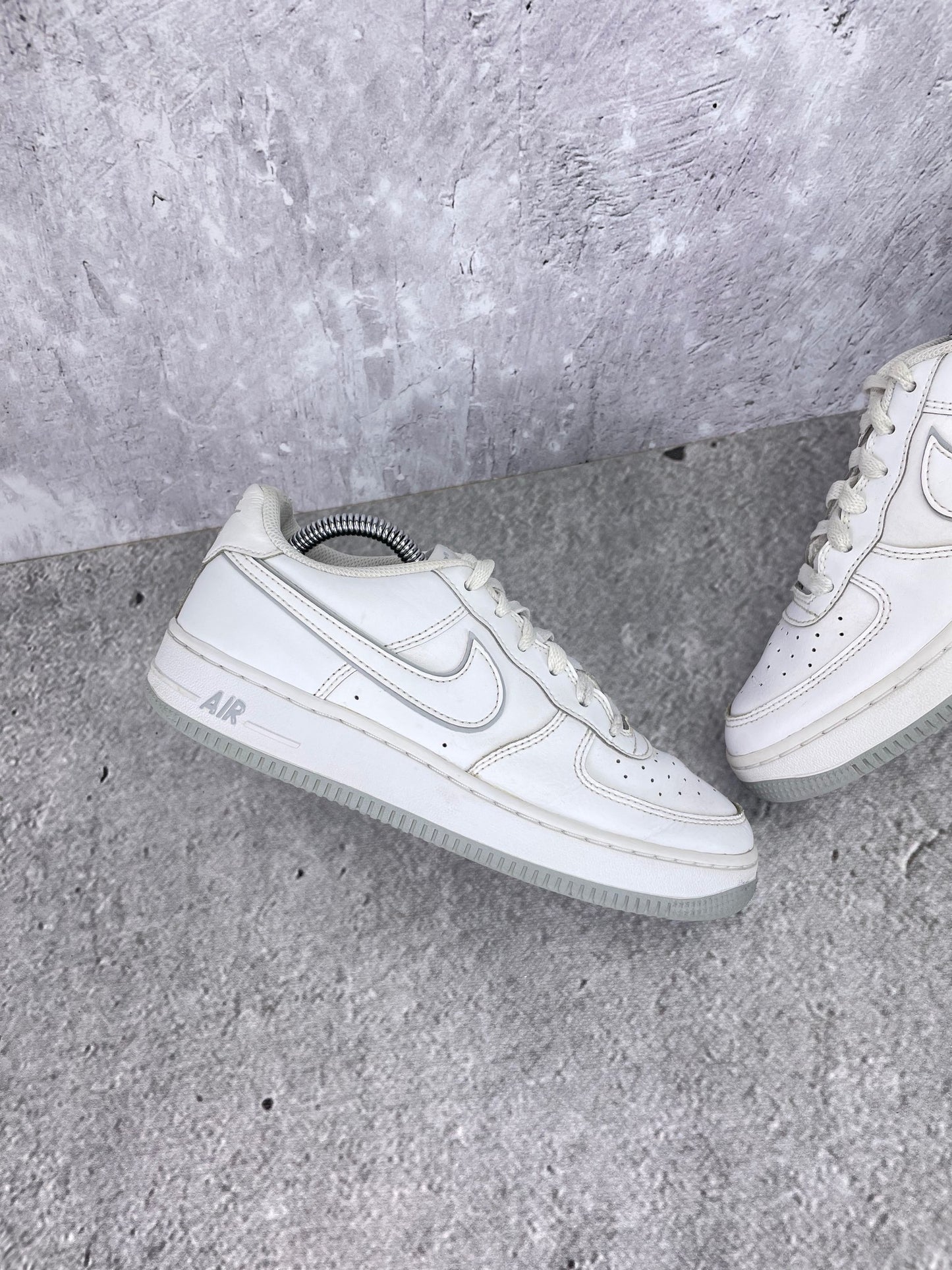 Nike Air Force 1 Low DX5805-100 - buty sportowe, zewnętrzny panel lewego buta