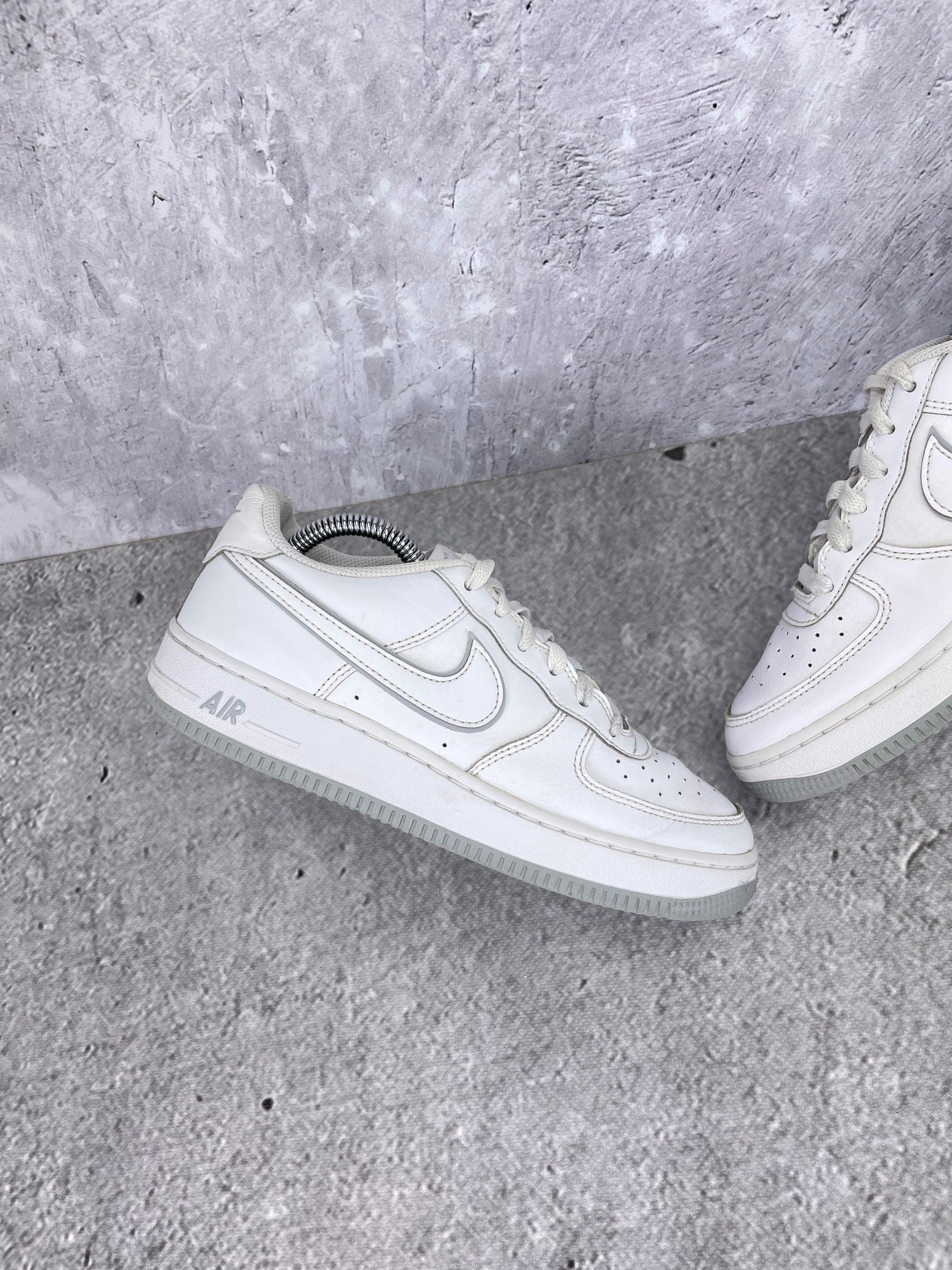 Nike Air Force 1 Low DX5805-100 - buty sportowe, zewnętrzny panel lewego buta