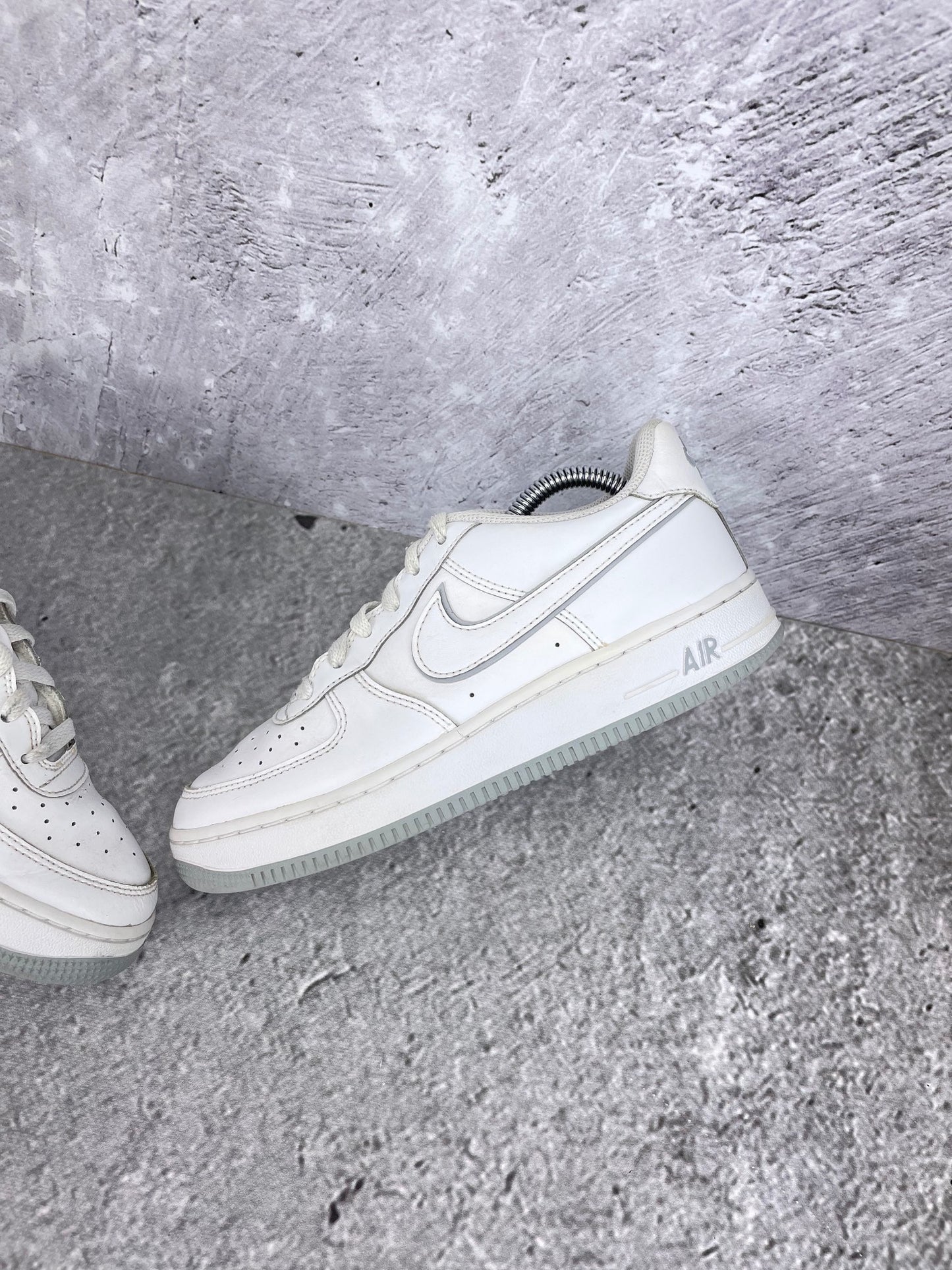 Nike Air Force 1 Low DX5805-100 - buty sportowe, widok z góry na wewnętrzną stronę butów