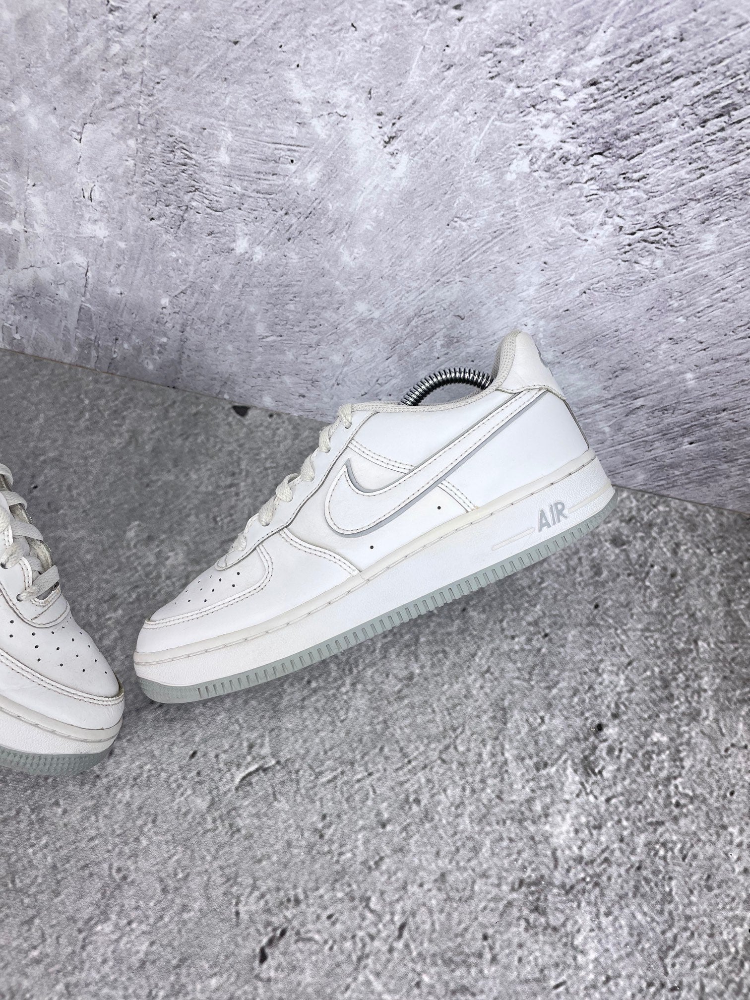 Nike Air Force 1 Low DX5805-100 - buty sportowe, widok z góry na wewnętrzną stronę butów