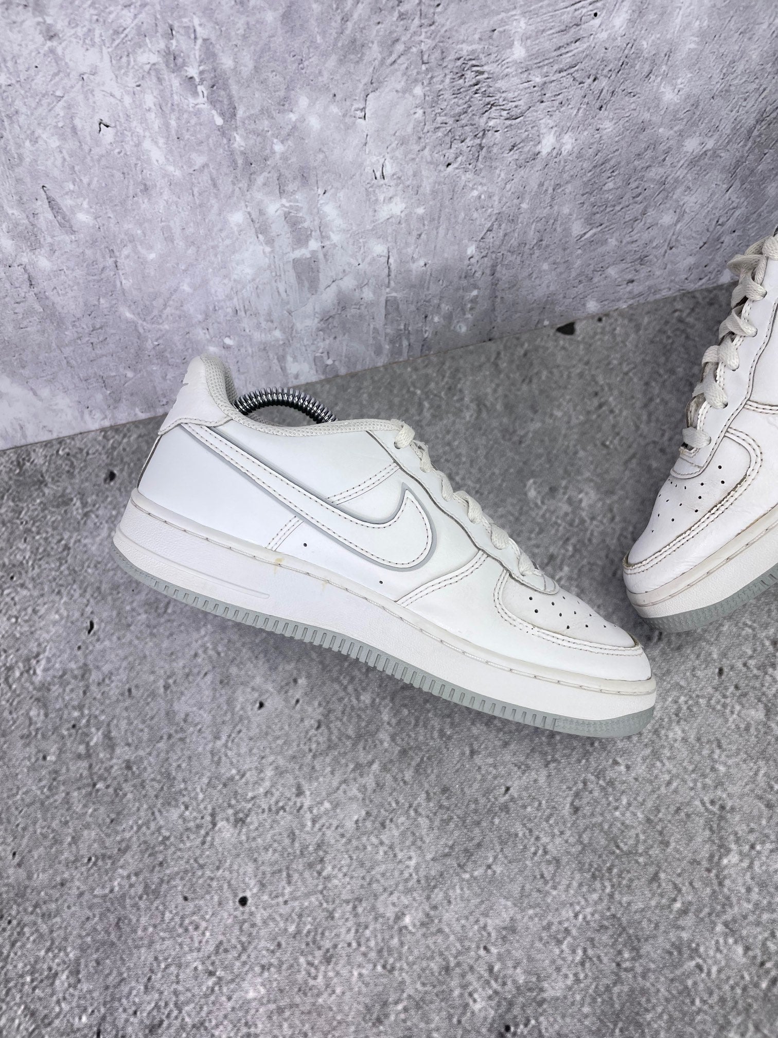 Nike Air Force 1 Low DX5805-100 - buty sportowe, wewnętrzny panel lewego buta