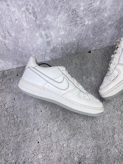 Nike Air Force 1 Low DX5805-100 - buty sportowe, wewnętrzny panel lewego buta