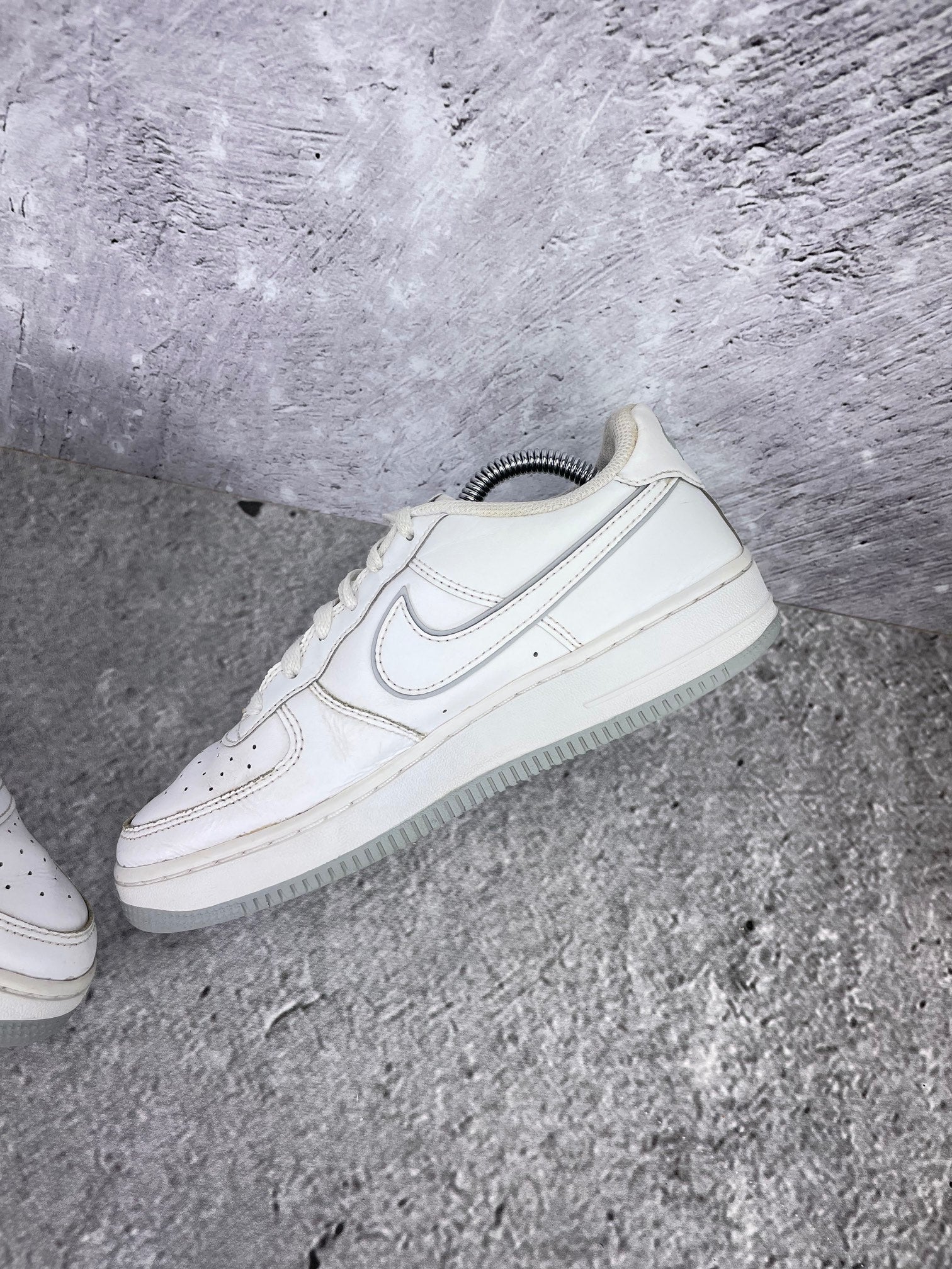 Nike Air Force 1 Low DX5805-100 - buty sportowe, wewnętrzny panel prawego buta
