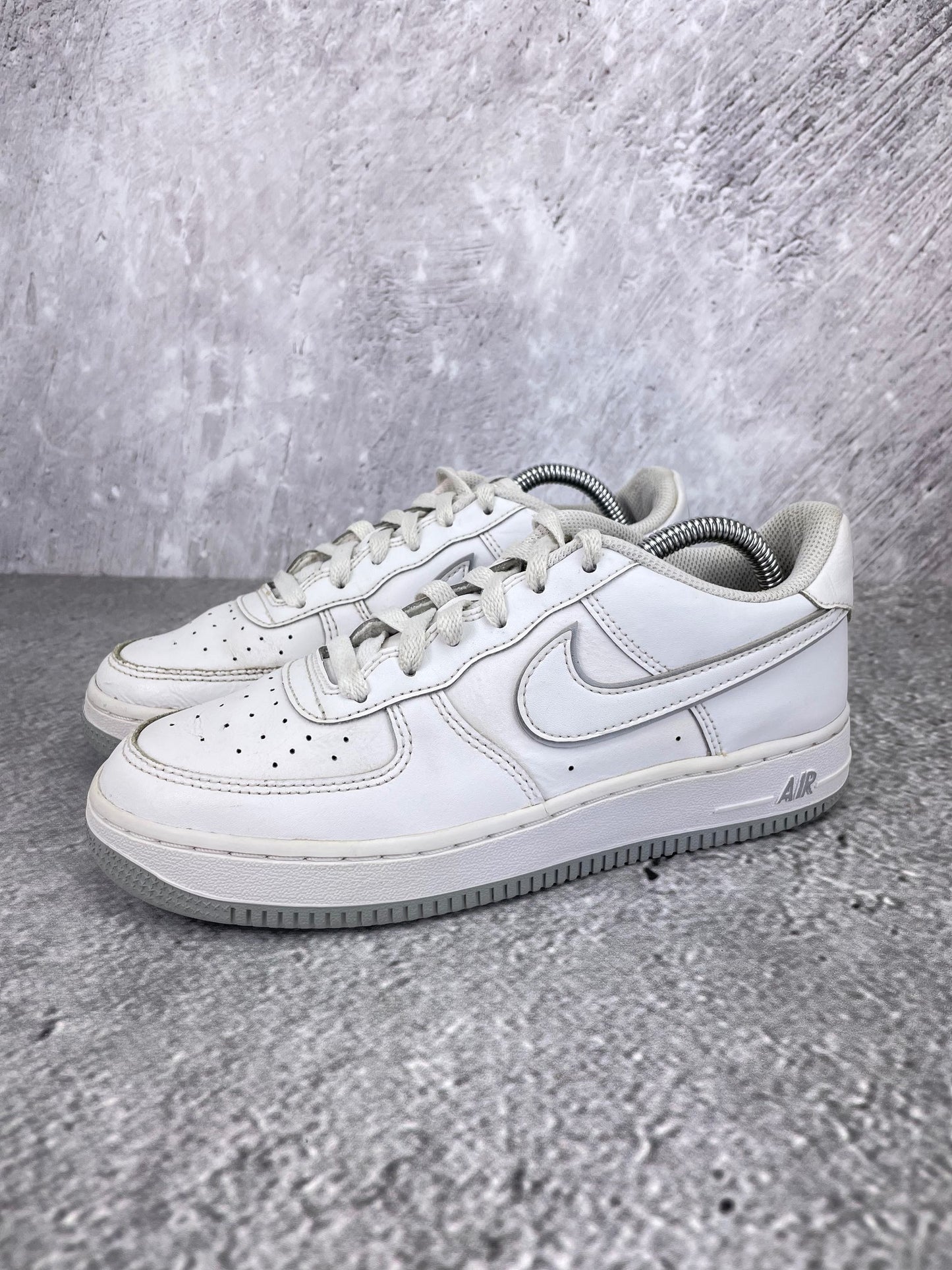 Nike Air Force 1 Low DX5805-100 - buty sportowe, widok z boku na tle studyjnym