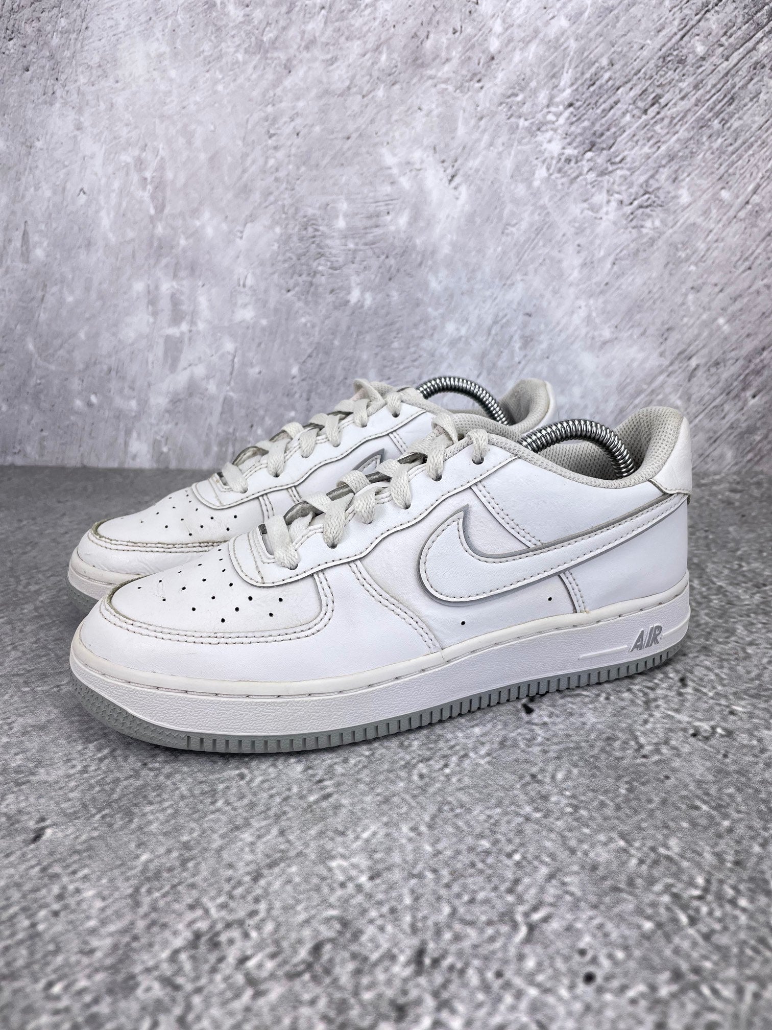 Nike Air Force 1 Low DX5805-100 - buty sportowe, widok z boku na tle studyjnym