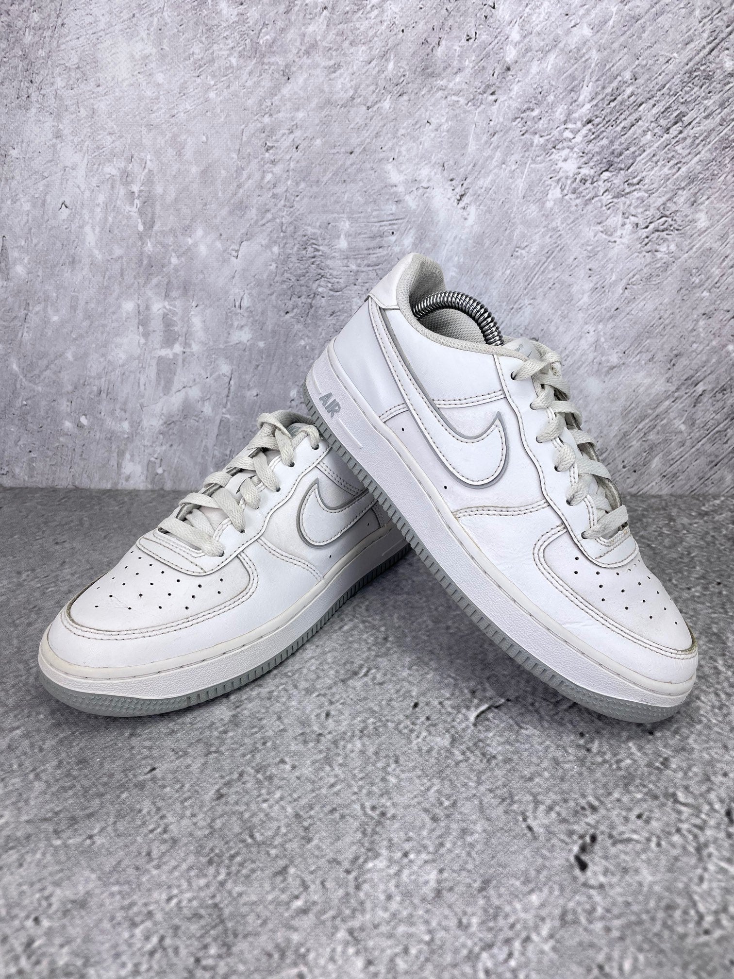 Nike Air Force 1 Low DX5805-100 - buty sportowe, para butów, widok z boku na tle studyjnym