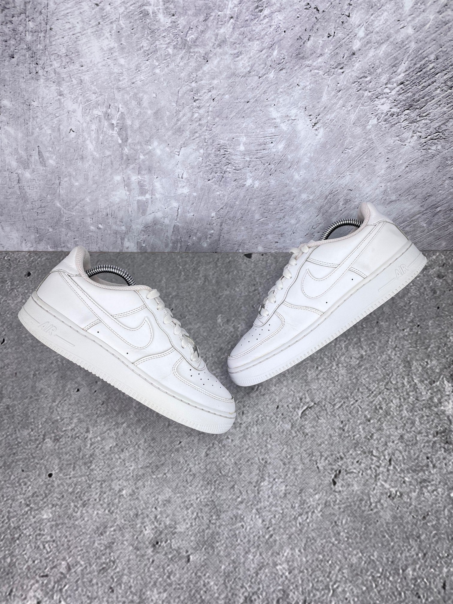 Nike Air Force 1 Low Triple White - buty sportowe, widok z góry na zewnętrzną stronę butów