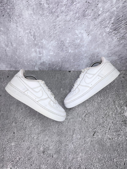 Nike Air Force 1 Low Triple White - buty sportowe, widok z góry na zewnętrzną stronę butów