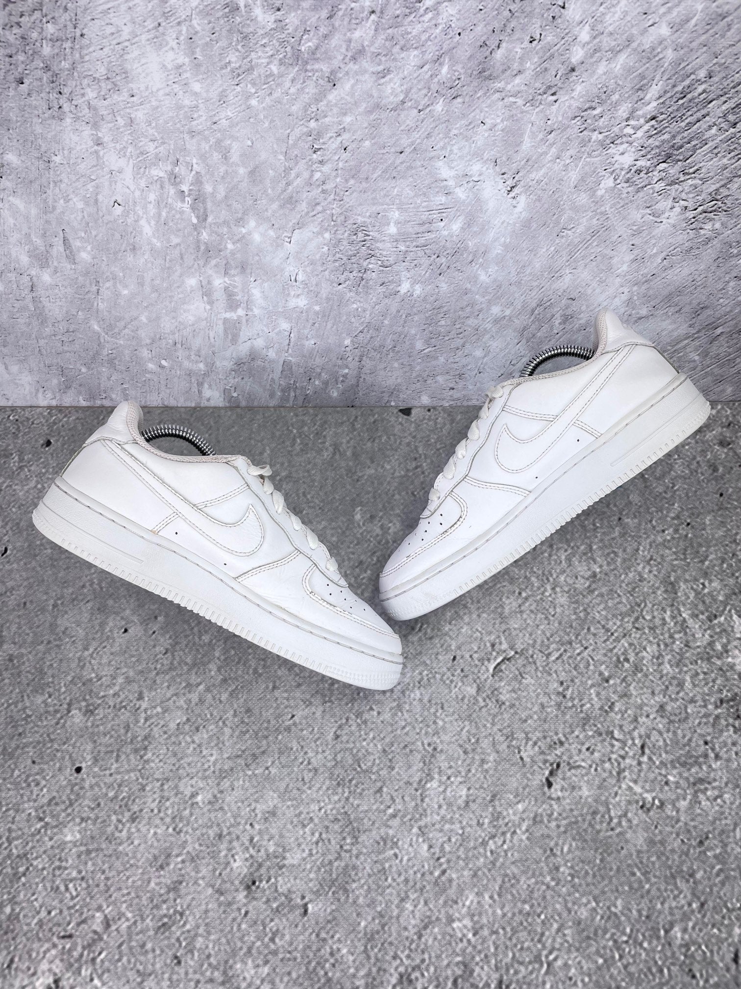 Nike Air Force 1 Low Triple White - buty sportowe, zewnętrzny panel prawego buta