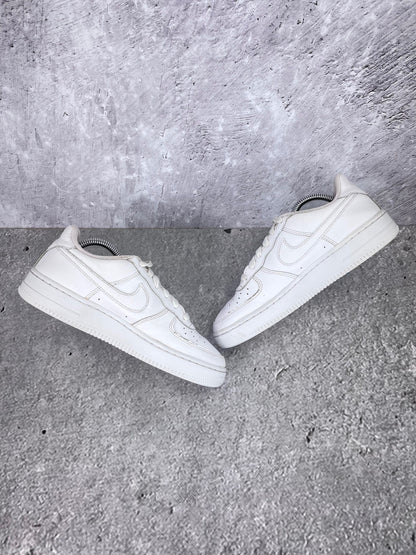 Nike Air Force 1 Low Triple White - buty sportowe, zewnętrzny panel prawego buta