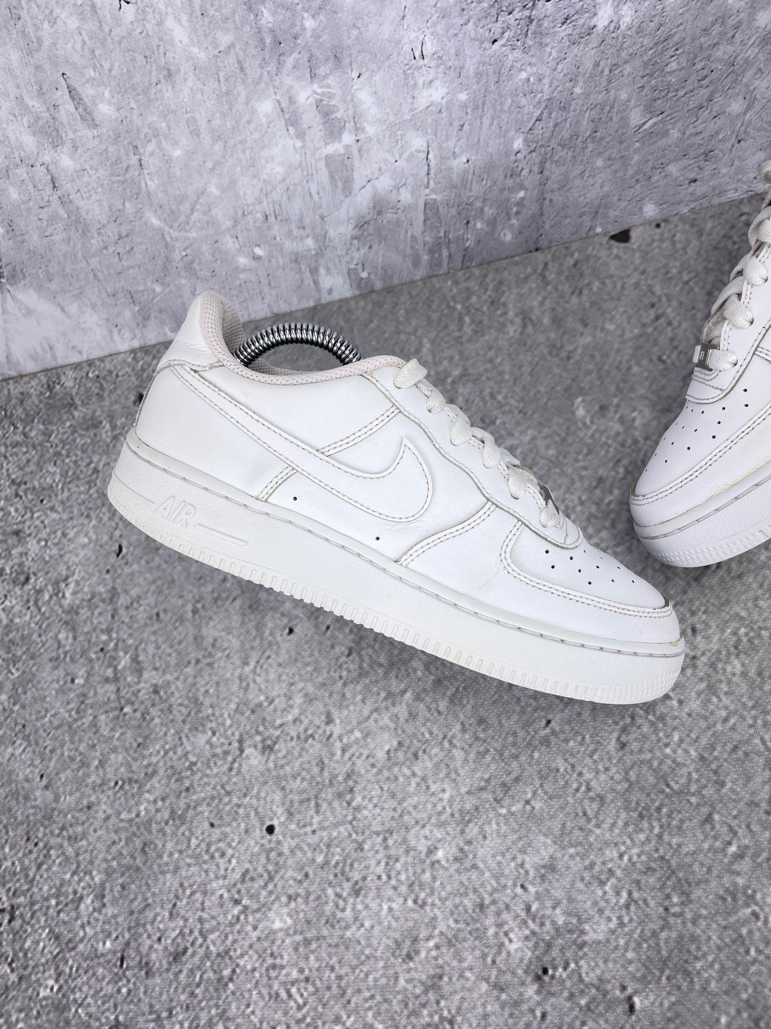 Nike Air Force 1 Low Triple White - buty sportowe, zewnętrzny panel lewego buta