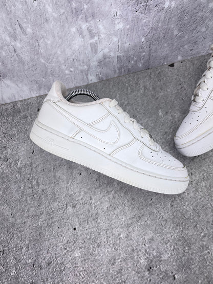 Nike Air Force 1 Low Triple White - buty sportowe, zewnętrzny panel lewego buta