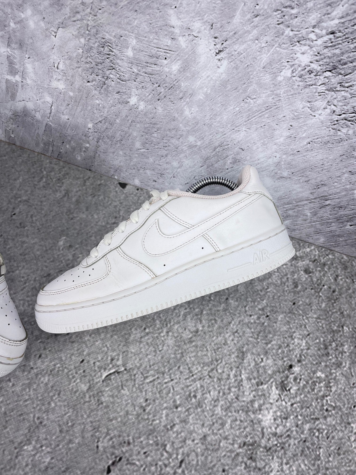 Nike Air Force 1 Low Triple White - buty sportowe, widok z góry na wewnętrzną stronę butów