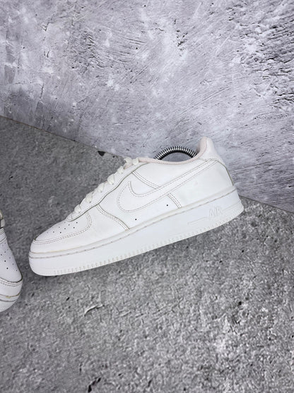 Nike Air Force 1 Low Triple White - buty sportowe, widok z góry na wewnętrzną stronę butów