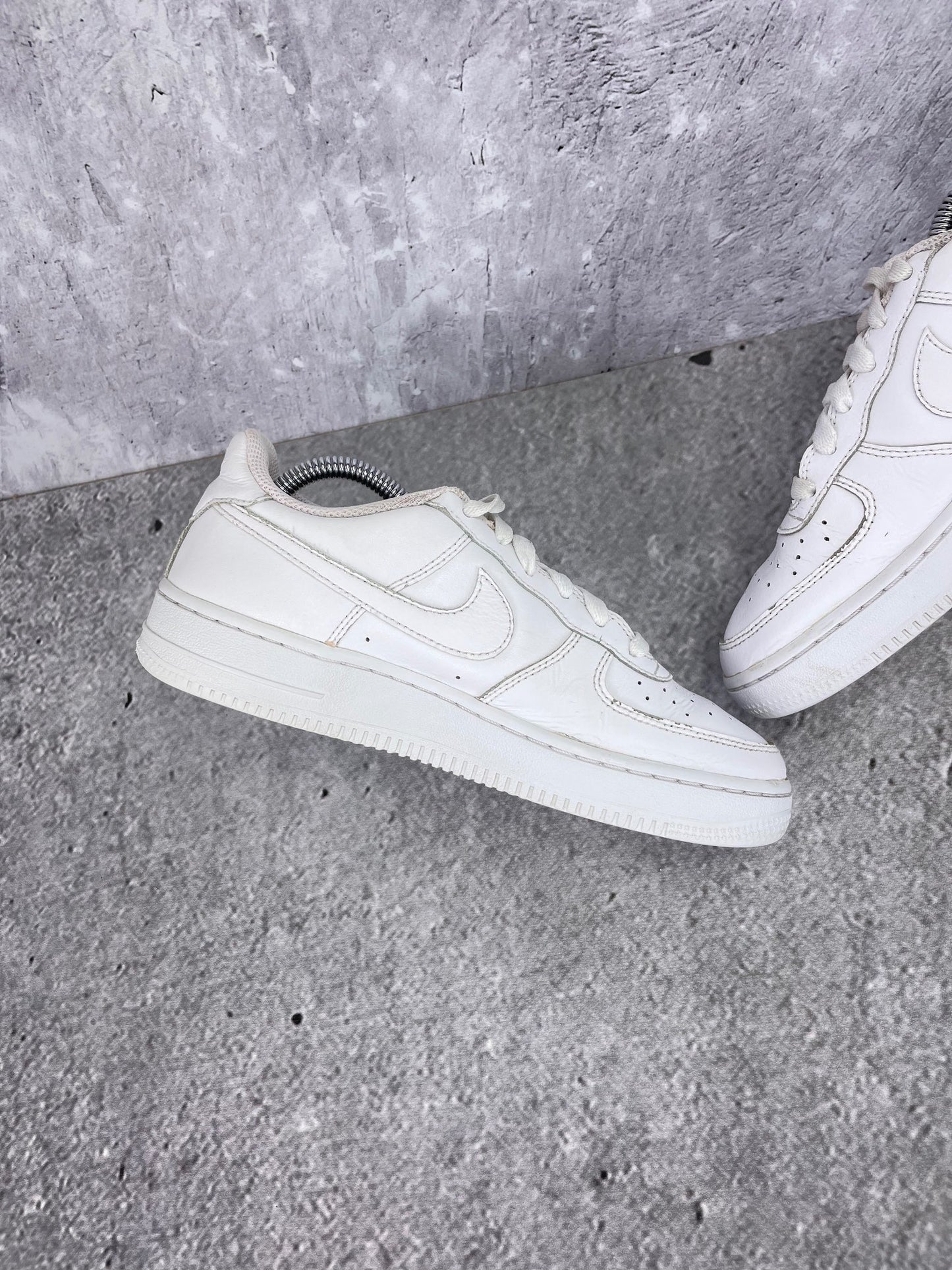 Nike Air Force 1 Low Triple White - buty sportowe, wewnętrzny panel lewego buta