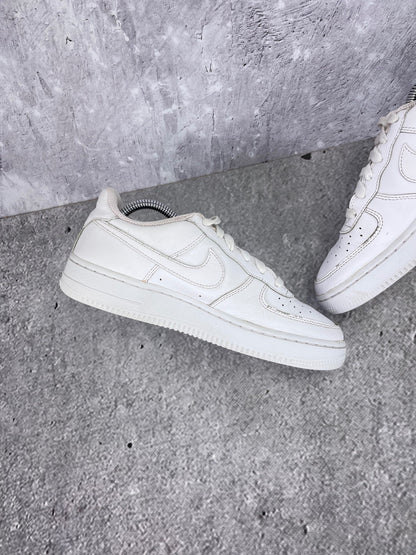 Nike Air Force 1 Low Triple White - buty sportowe, wewnętrzny panel lewego buta