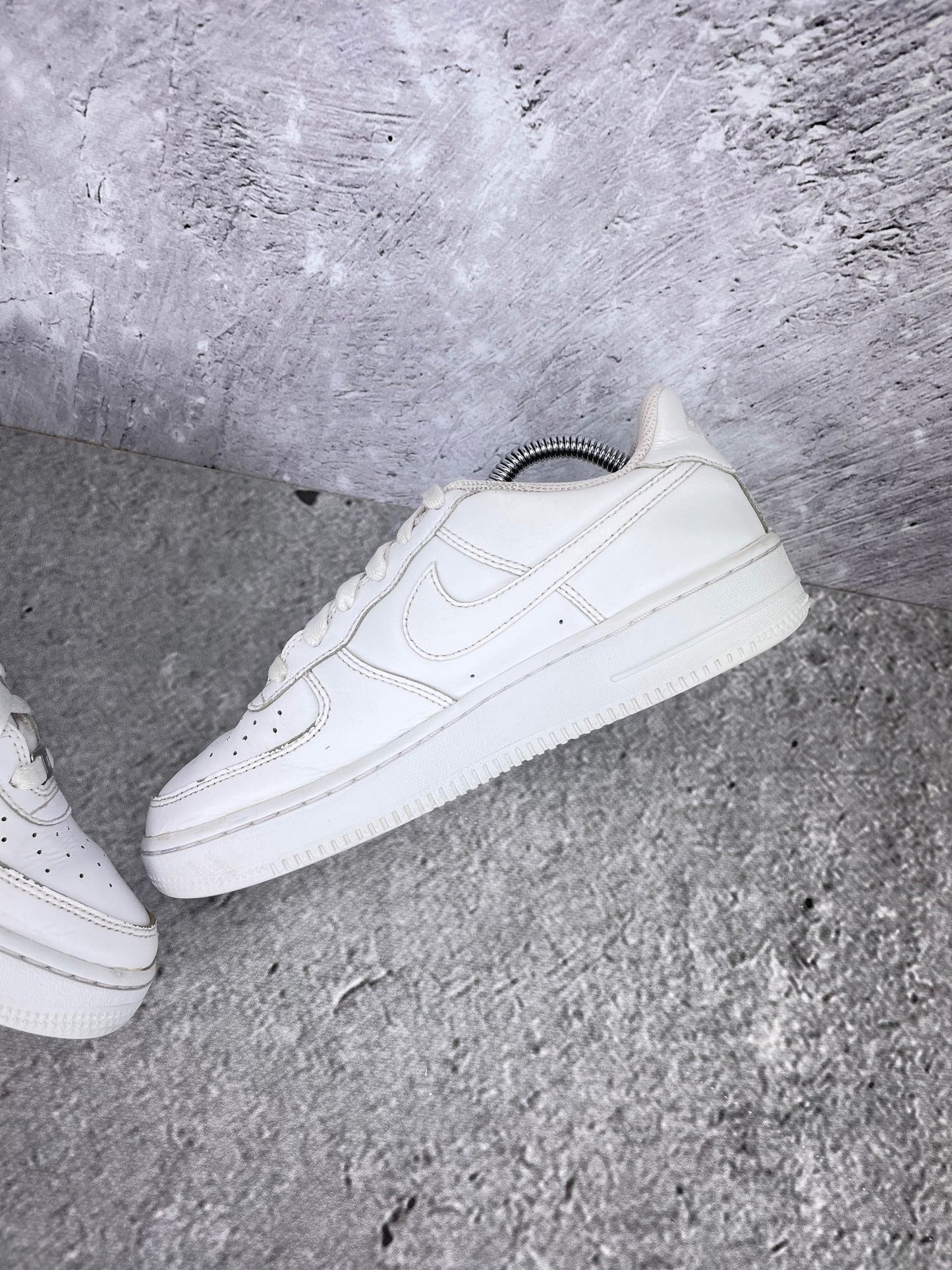 Nike Air Force 1 Low Triple White - buty sportowe, wewnętrzny panel prawego buta