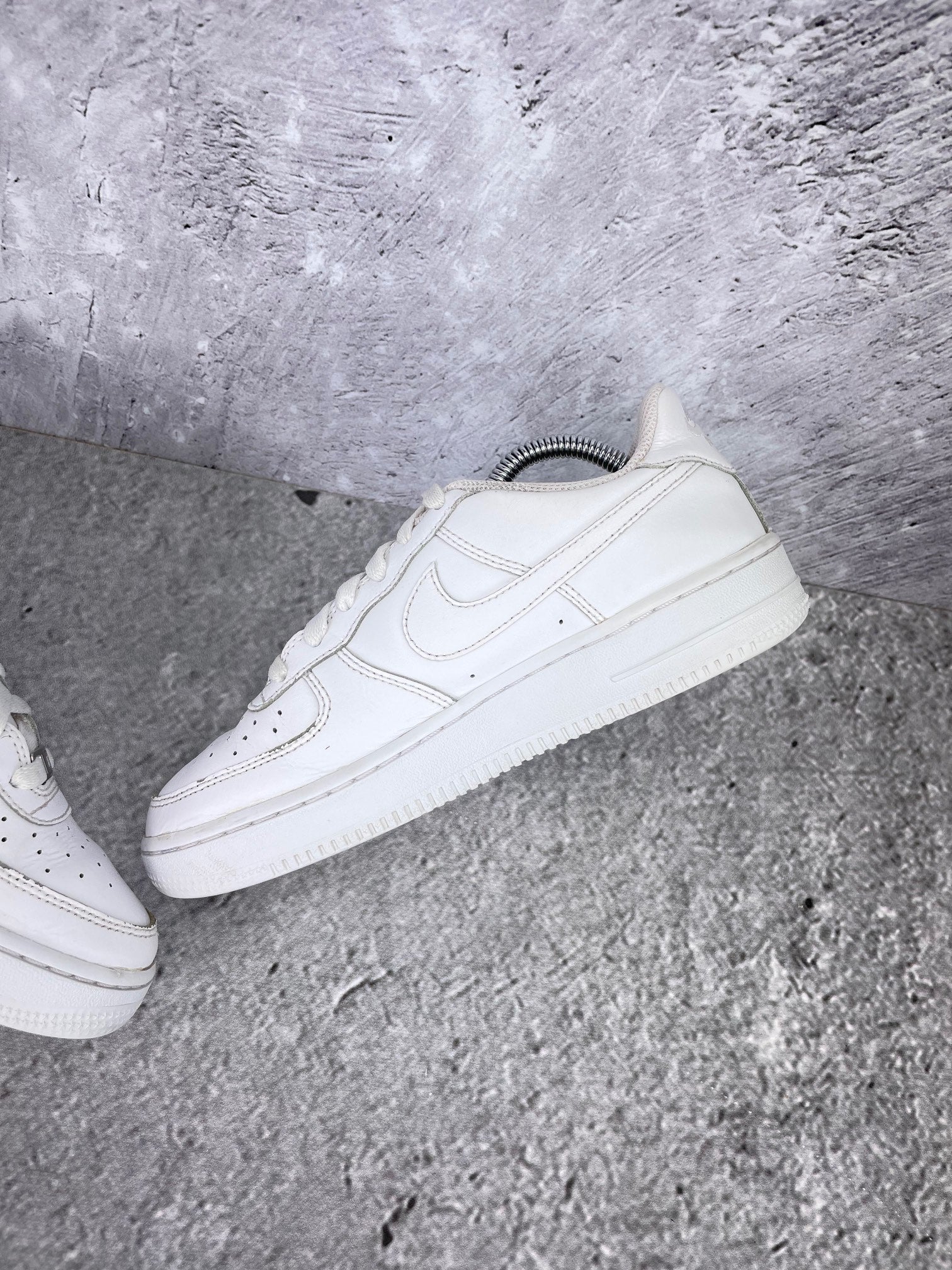 Nike Air Force 1 Low Triple White - buty sportowe, wewnętrzny panel prawego buta