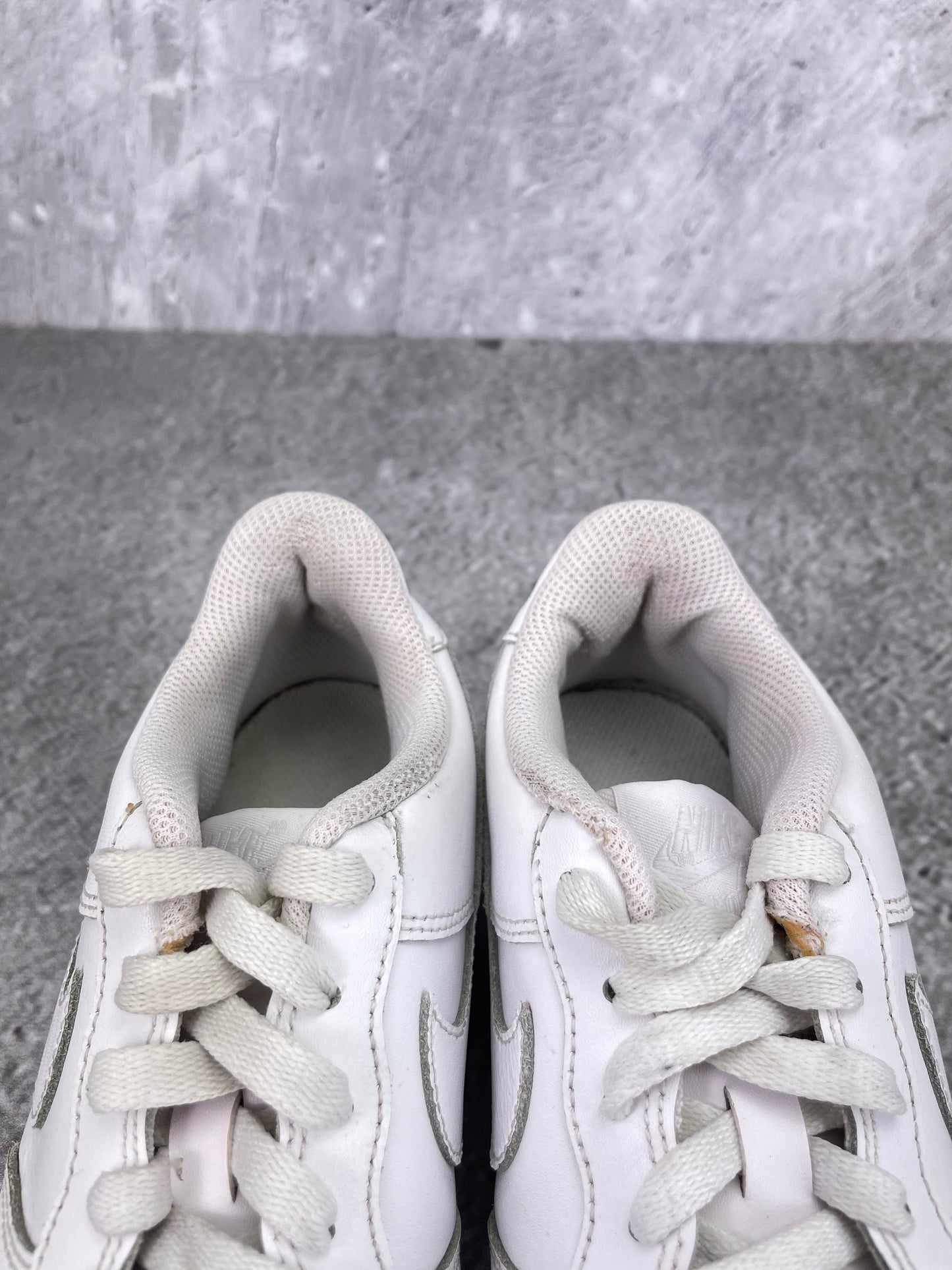 Nike Air Force 1 Low Triple White - buty sportowe, zapiętki butów