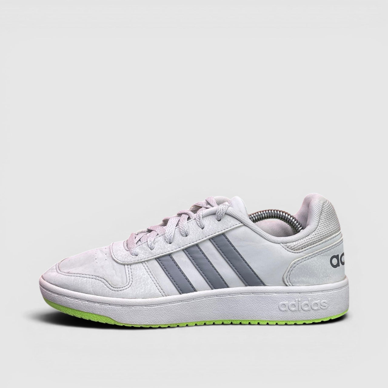 Adidas Hoops 2.0 — buty sportowe damskie w bardzo dobrym stanie rozmiar 40, boczny profil, lewa strona